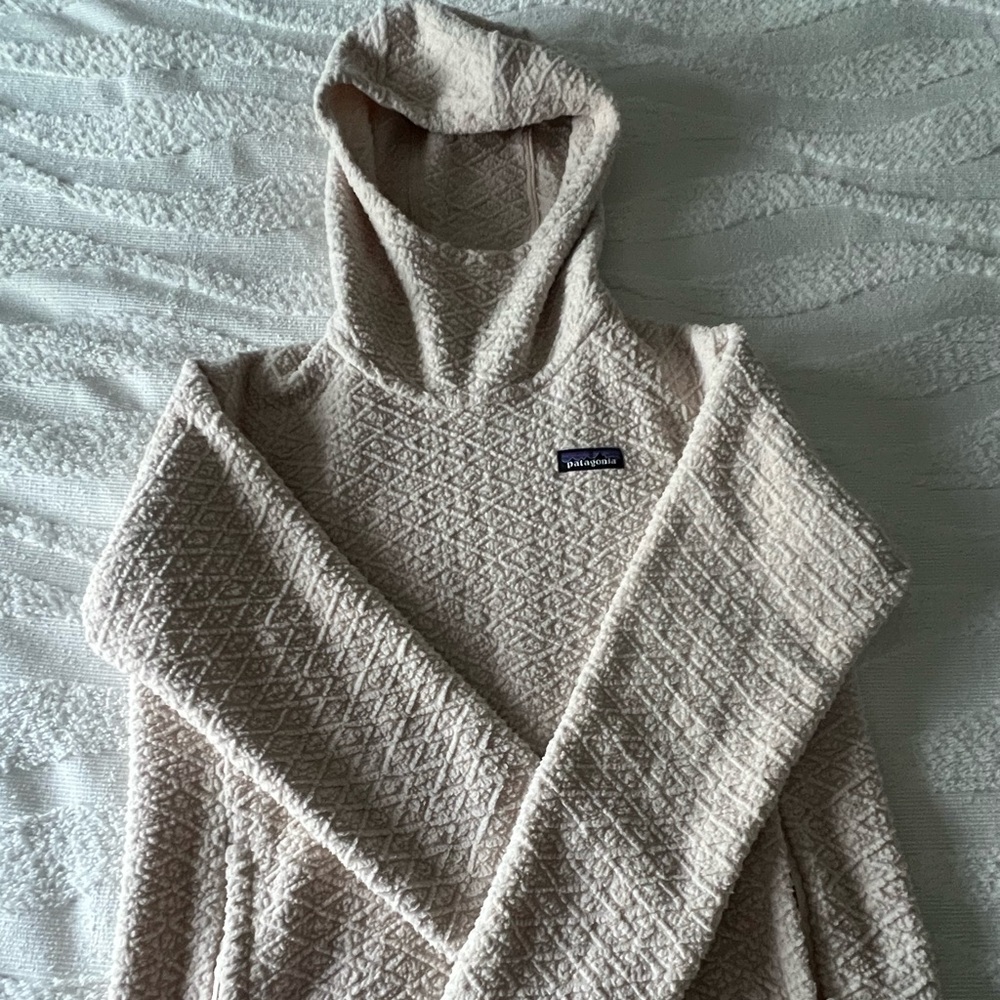 Patagonia cream colored pullover! Gorgeous for fall and winter.